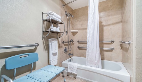 Habitación, 2 camas de matrimonio, accesible para personas con discapacidad (Roll In Shower)