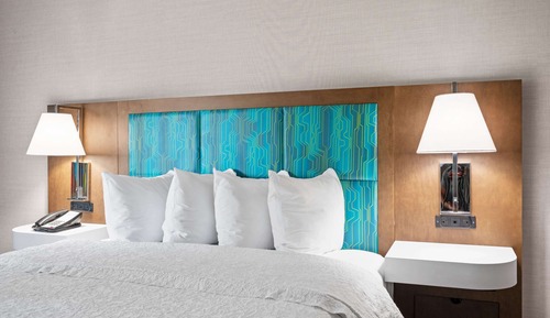 Habitación, 1 cama de matrimonio grande con sofá cama, frigorífico y microondas