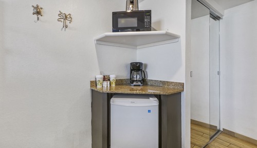 Habitación tradicional, 2 camas de matrimonio, frigorífico y microondas (Gulf Front)