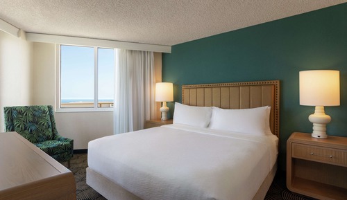 Deluxe Suite, 1 King Bed, Oceanfront, Accessible Roll-in Shower, Corner Wraparound Balcony