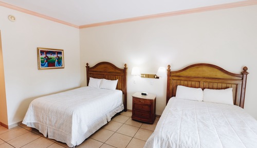 Habitación estándar, 2 camas de matrimonio, vistas a la piscina