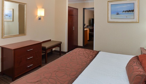 Habitación estándar, 1 cama de matrimonio grande, no fumadores, balcón (Fees apply over 2 adults)