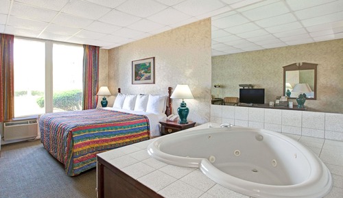 Suite, 1 cama de matrimonio grande, no fumadores, bañera de hidromasaje (Exterior Corridor)