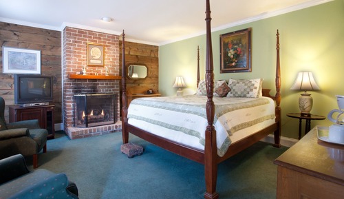 Room, 1 King Bed (104), Stairs Required