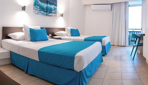 Habitación, 2 camas dobles, vistas al mar