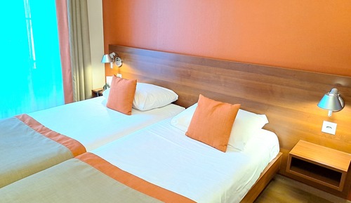 Habitación superior con 1 cama doble o 2 individuales