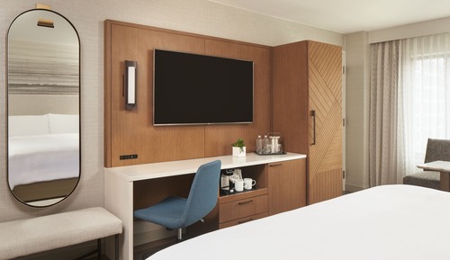 Habitación tradicional, 1 cama de matrimonio grande con sofá cama (Mobility/Hearing Accessible, Tub)