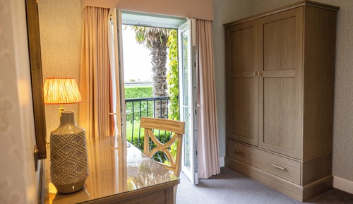 Suite, 1 cama de matrimonio grande, balcón, vistas al jardín