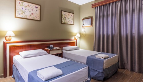 Habitación básica con 2 camas individuales