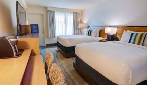 2 Queen Beds with Balcony 