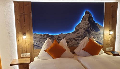 Habitación clásica con 2 camas individuales, balcón, vistas a la montaña