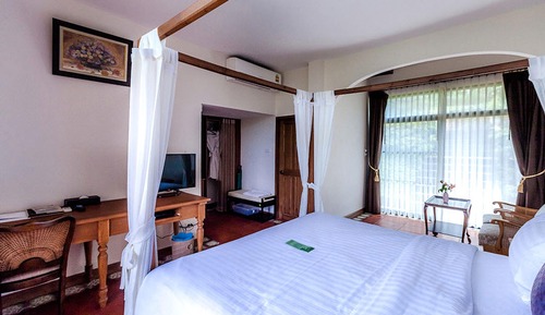 Deluxe balcony with bathtub