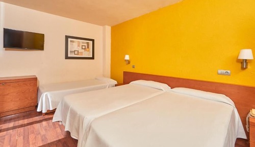 Habitación doble, vistas a la montaña (2 adults and 1 child)
