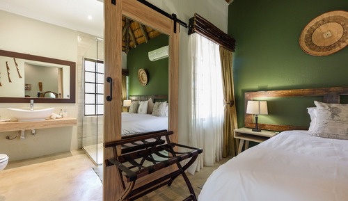 Chalet superior, 1 cama doble con sofá cama, patio, en la zona del jardín