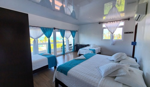 Habitación familiar, balcón, vistas parciales al mar