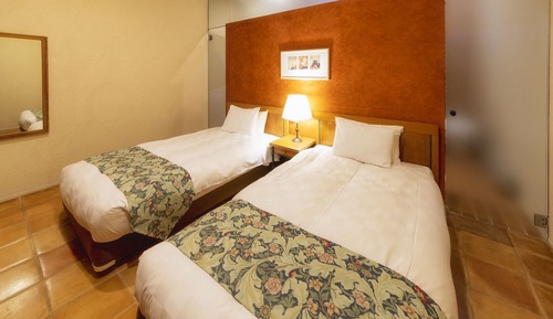 Suite de lujo, fumadores (CI by 5PM, Dinner at 6PM, CO 11AM)