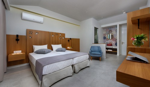 Habitación Deluxe con 1 cama doble o 2 individuales (Pool or Sea View)