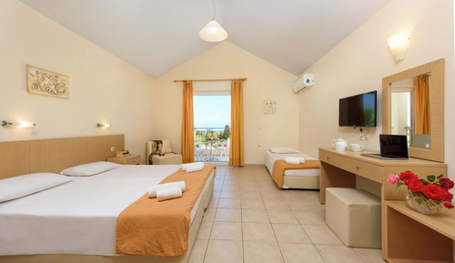 Habitación triple superior (Pool or Sea View)