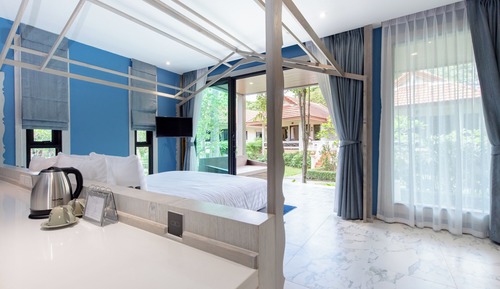 Suite Pool Stone