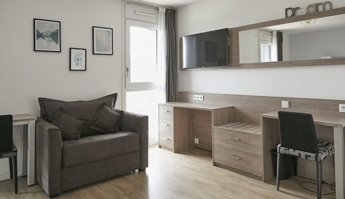 Estudio superior, 1 cama de matrimonio, cocina básica