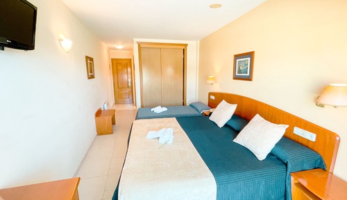 Habitación triple, vistas al jardín