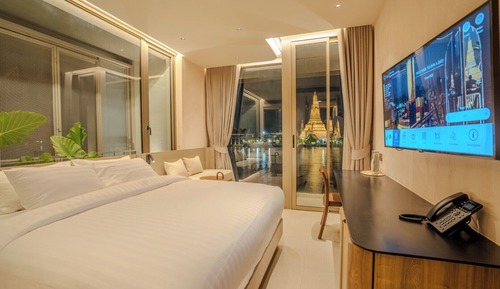 Deluxe Double Room with River View (Higher Floor)