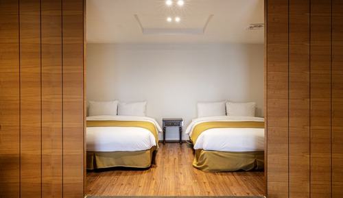 Deluxe Twin (1st Floor)