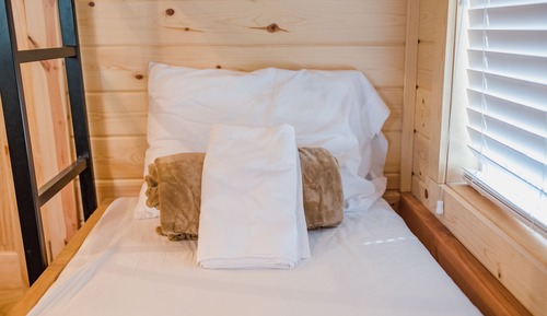 Cabaña, no fumadores, cocina básica (No Pets, Linens Included)