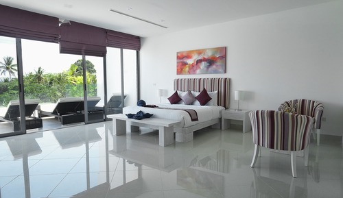 Apartamento de lujo, 2 habitaciones, cocina básica, vistas parciales al mar