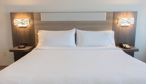 Habitación estándar, 1 cama de matrimonio grande (Communication, Roll-In Shower)