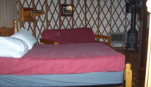 Tienda, no fumadores, cocina básica (Yurt Hideaway, No Pets)