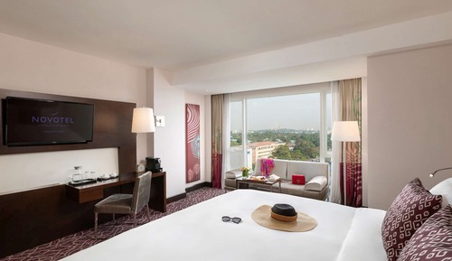 Luxury Executive King Bed Rooms with access to Lounge, Cocktail hour, & Superior amenities