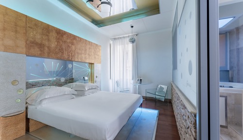 Suite junior, 1 cama de matrimonio grande, bañera, vistas a la ciudad