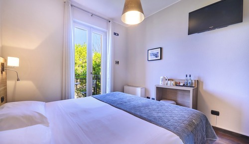 Habitación con 1 cama doble o 2 individuales, balcón, vistas parciales al lago
