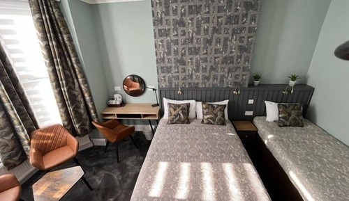 Habitación triple, baño privado (Double and Single Beds)
