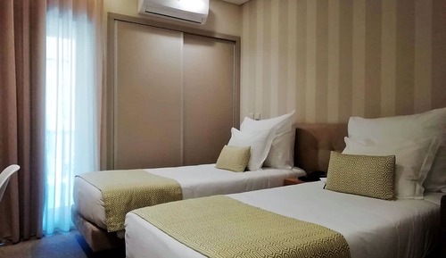 Habitación superior con 2 camas individuales, balcón