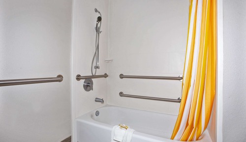 Habitación, 1 cama de matrimonio grande, no fumadores (Mob,Hear,Tub w/Grab Bars,Countryside)