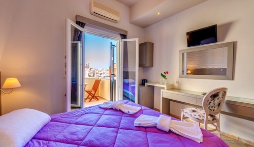 Habitación con 1 cama doble o 2 individuales, balcón, vistas a la ciudad