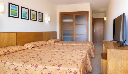 Habitación triple superior, balcón (3 adultos)