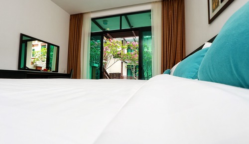Habitación triple ejecutiva, varias camas, vistas a la piscina