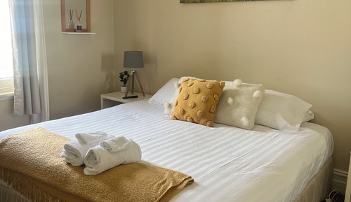 Habitación básica doble, 1 cama de matrimonio, baño compartido