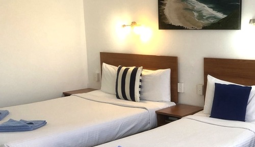 Habitación básica (Queen and Single Bed)