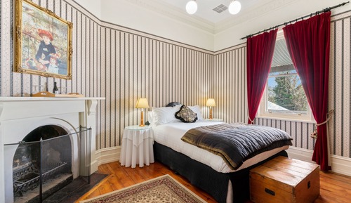 Habitación (The Black Room)