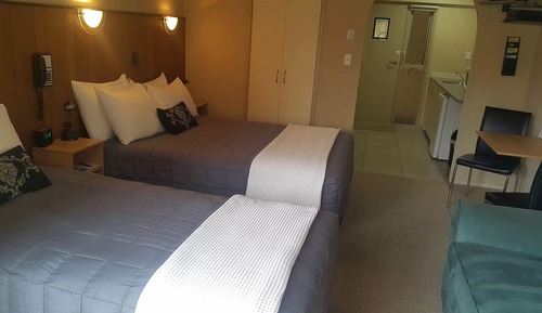 Habitación Confort con 2 camas individuales, varias camas, junto a la piscina