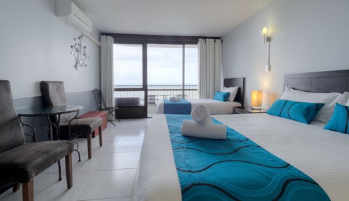 Habitación superior con 2 camas individuales, vistas al mar