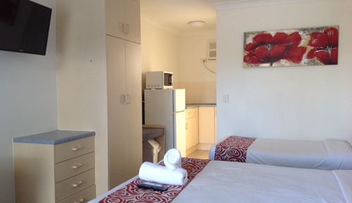Queen + 1 single/ kitchenette