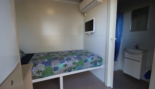 Habitación (Compact Queen Van Room)