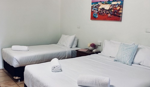 Habitación estándar con 1 cama doble o 2 individuales, vistas a la piscina