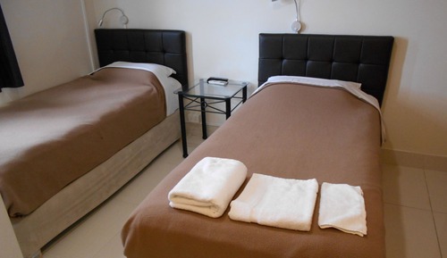 Habitación básica con 2 camas individuales