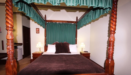 Arthur Pearce Spa Room